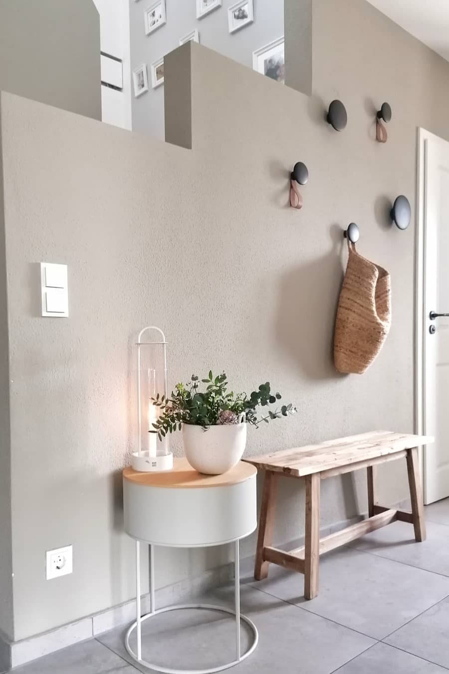 Here you can see @dani_liveandlove's beautifully furnished little hallway with a bench, the Dots hooks from Muuto and the Lotus lantern from Design House Stockholm.