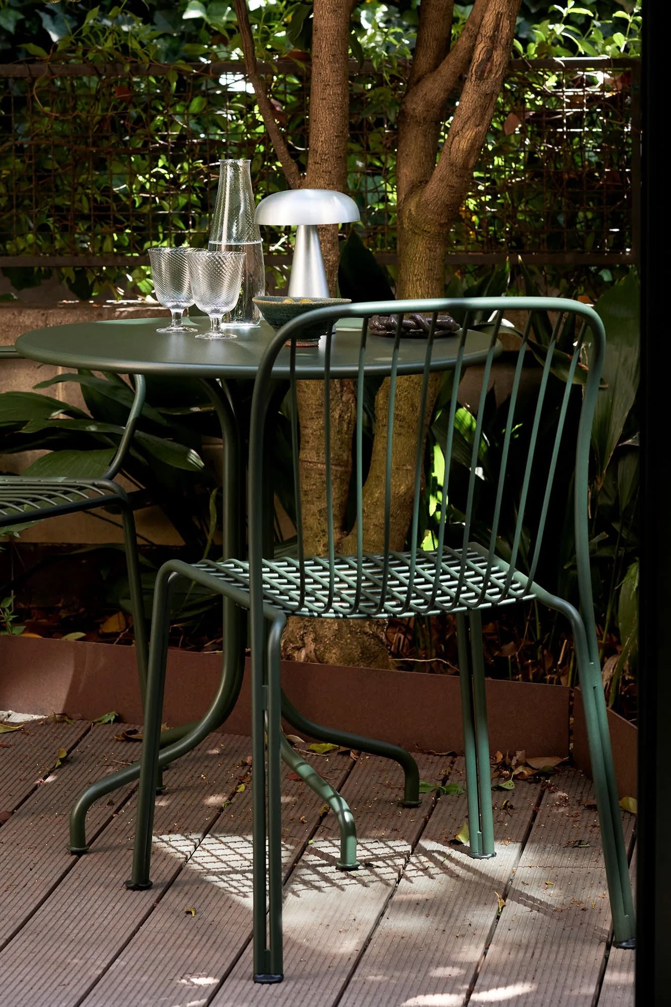 Here you see the Thorvald chair from &Tradition ideal outdoor furniture for a small balcony. The green chair in lacquered steel does not take up much space but is both comfortable and stylish in its design.