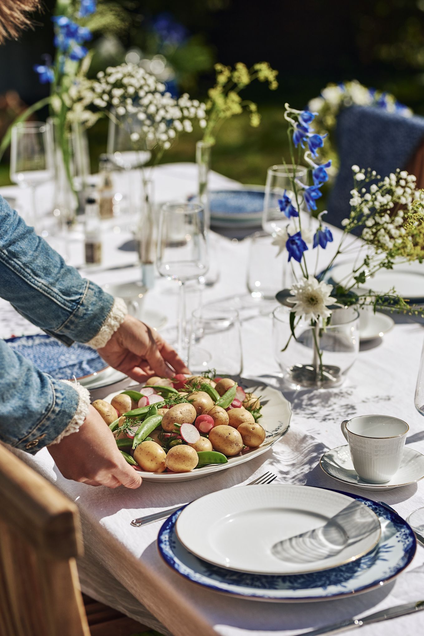 No midsummer dinner party would be complete without the a delicious and simple potato salad. 