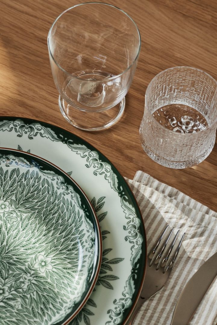 The Essence wine glasses from Iittala are the perfect Christmas gift idea, here you see the wrapped in green ribbon. 