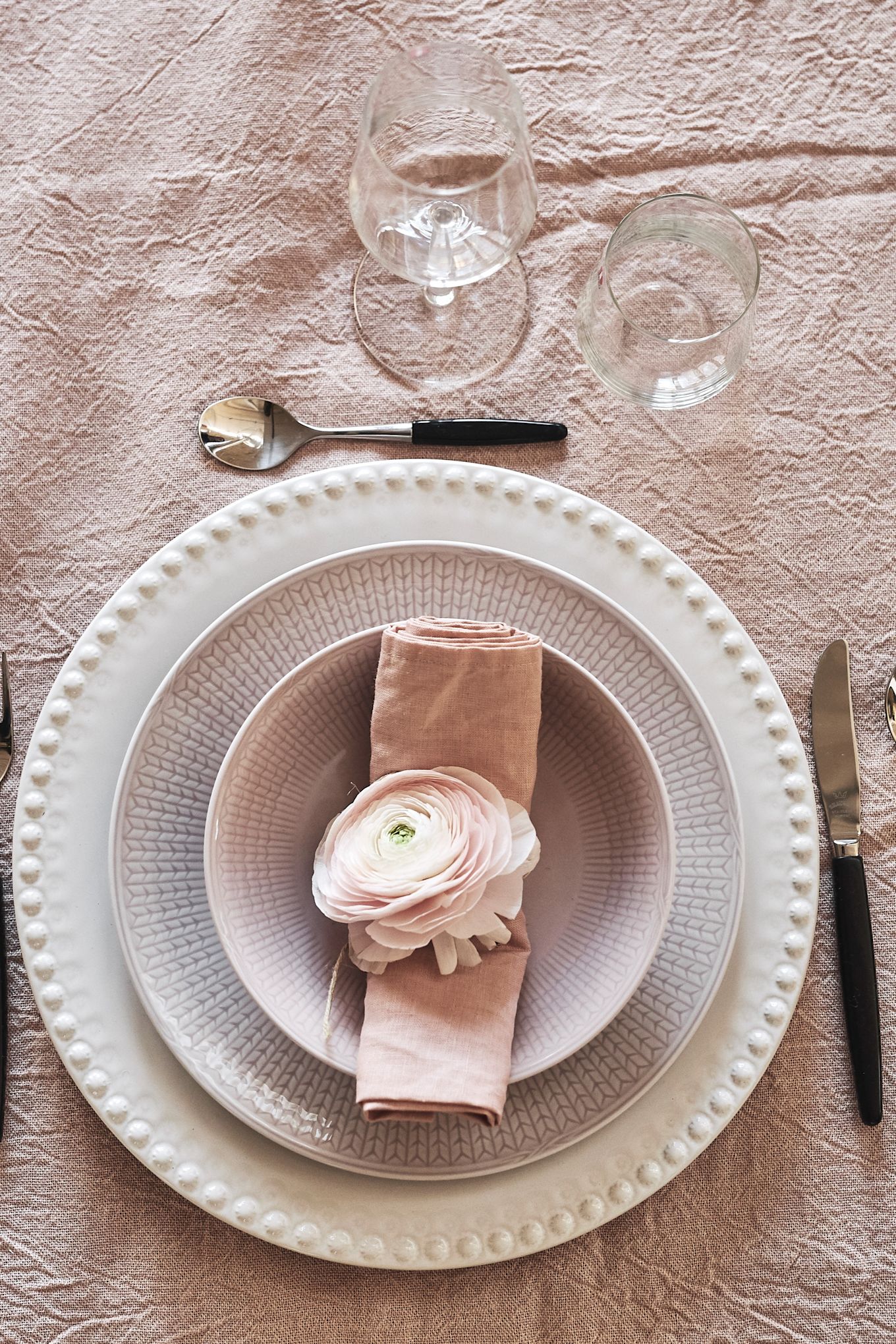 Pink crockery is perfect for a romantic meal at home, such as the pink porcelain from the Swedish Grace collection by Rörstrand, decorated here with a flower.