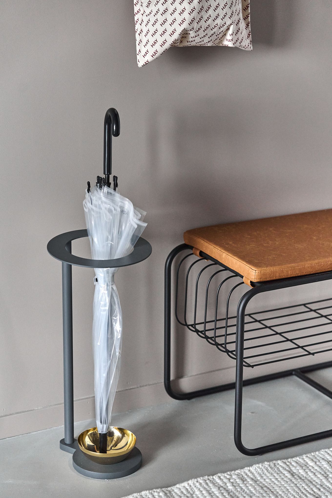 To furnish a small hallway in the best possible way, you should choose practical furniture and storage solutions, for example in the form of the Nod bench/shoe rack from Scandi Living and the Monokel umbrella stand from Klong.