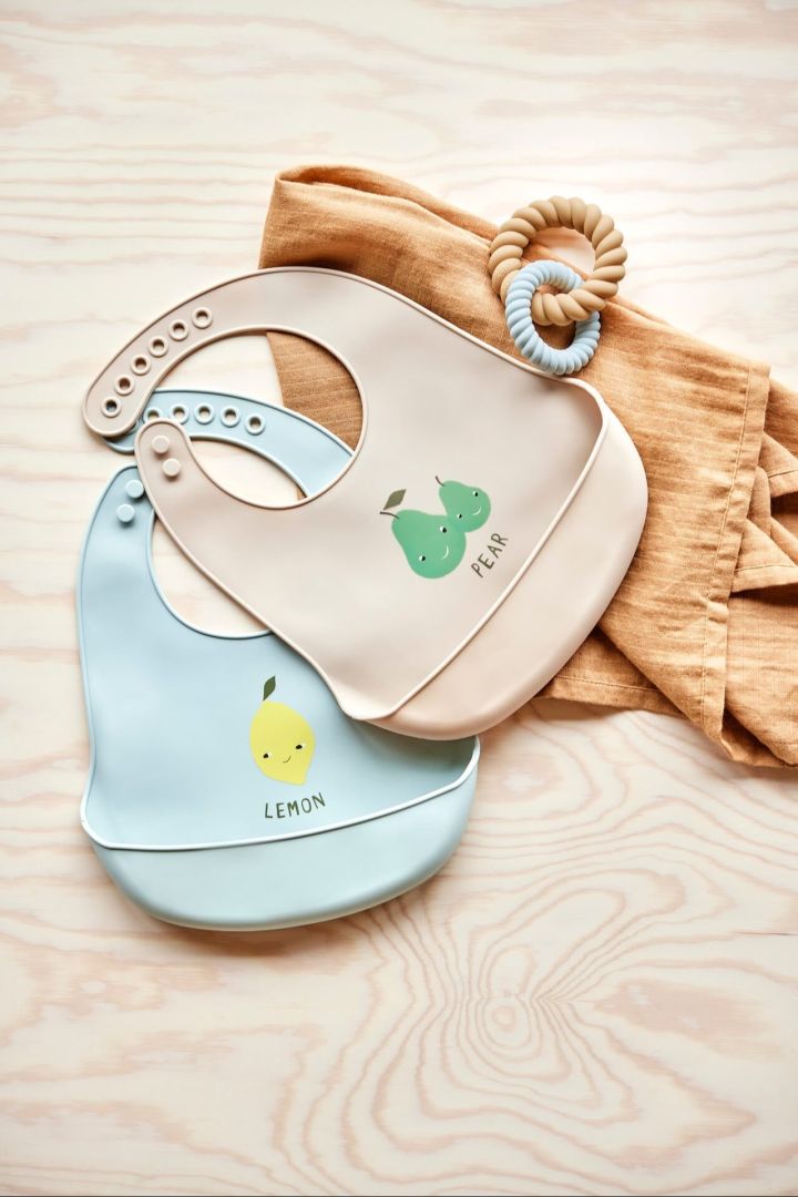 The Yummy bibs from OYOY are made of silicone, feature cute motifs in the shape of fruit and catch leftovers making them a particularly practical baby shower gift.