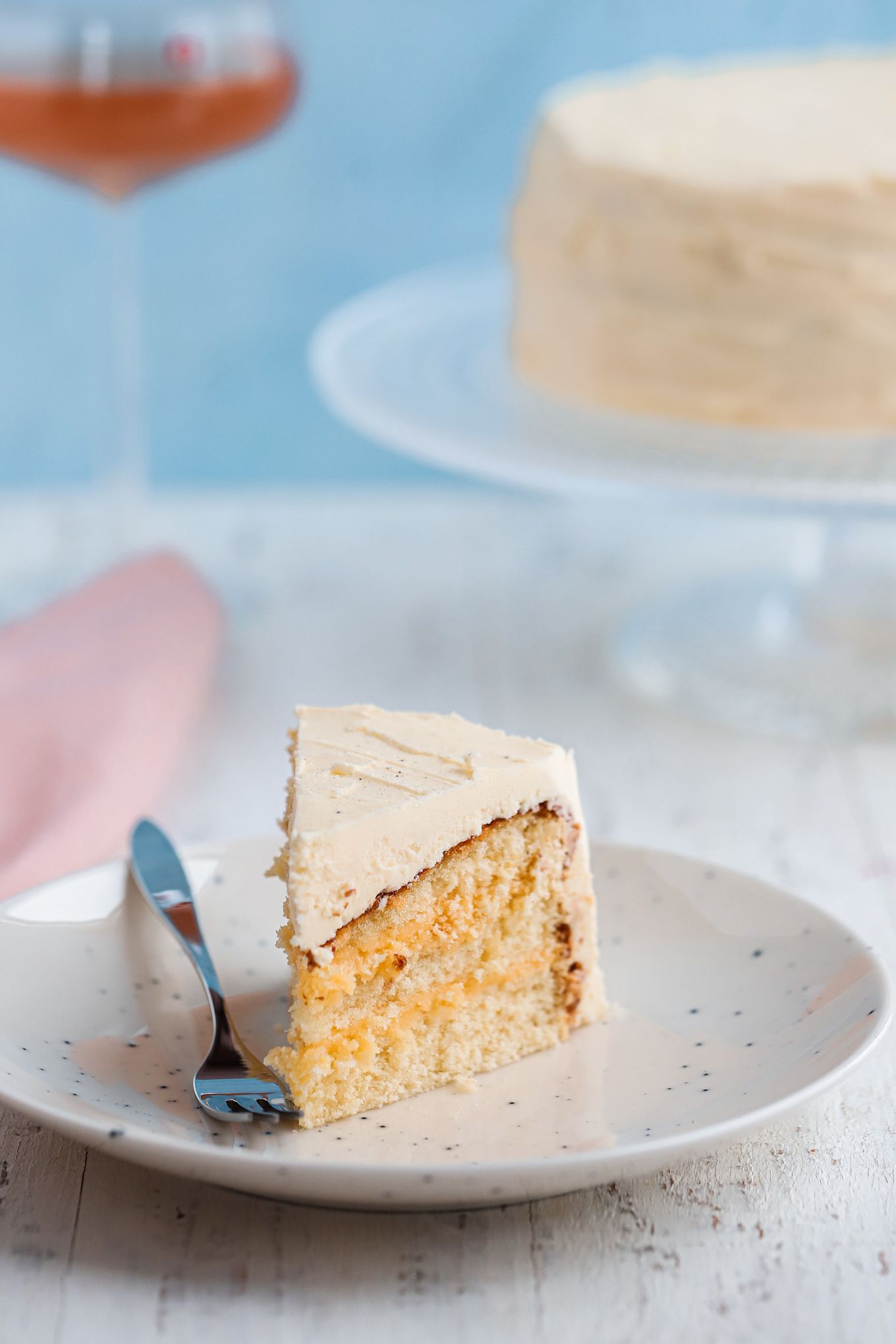 Baka med Frida for the New Year - 3 festive chocolate desserts. Here you see a nice piece of cake on the Freckle plate in white from Scandi Living.