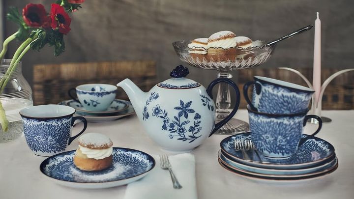 Semlor is also a favourite Swedish pastry. Here you can see one on typical coffee crockery from Rörstrand's Ostindia collection.