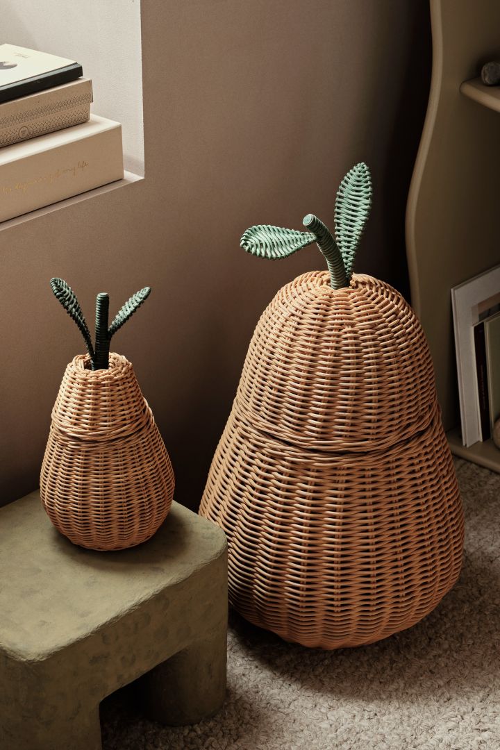 Mixing practical storage with playful design is an ideal solution for your children's room. Here you see the Pear storage baskets from ferm living in a tactile wicker material. 