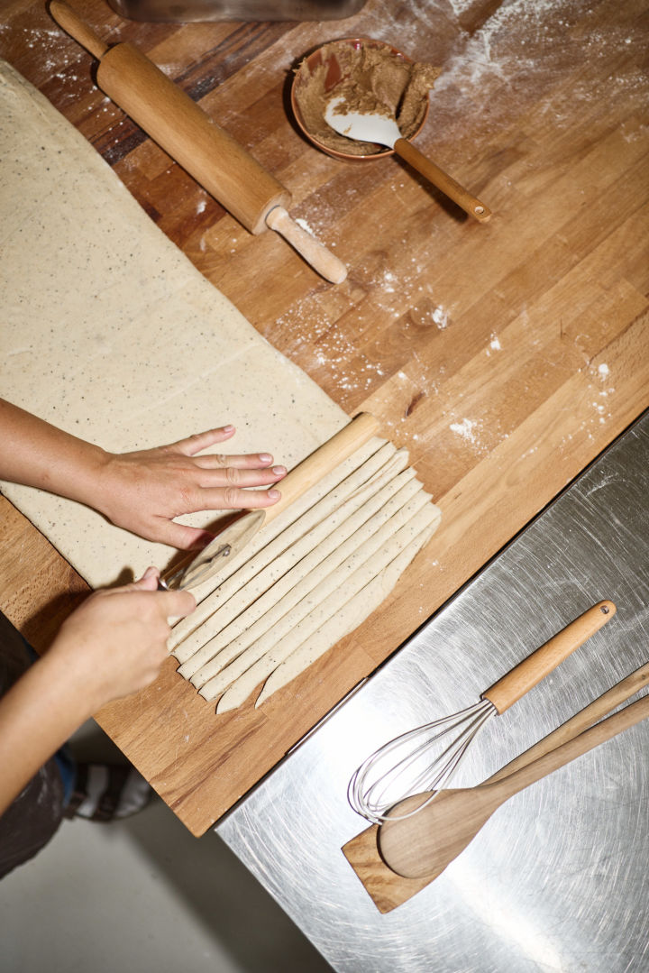 Cut the dough for your Swedish cinnamon buns into strips so that you can later intertwine them artfully.