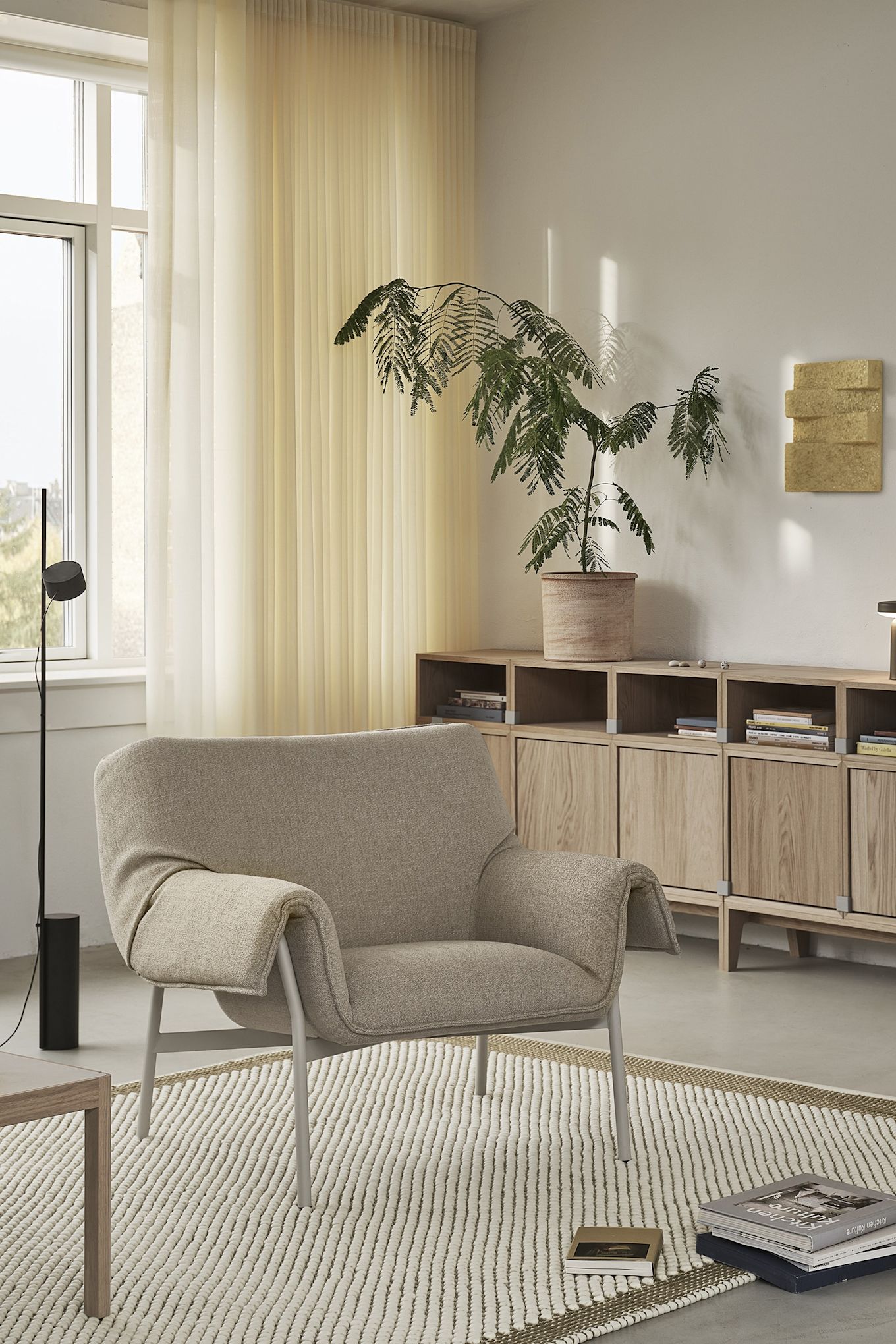 Greige is making a come back in the interior colour trends for 2025, here you see the Wrap armchair from Muuto in a grey-beige shade. 