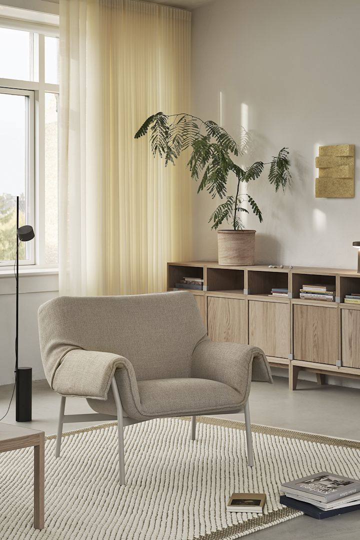 Greige is making a come back in the interior colour trends for 2025, here you see the Wrap armchair from Muuto in a grey-beige shade. 