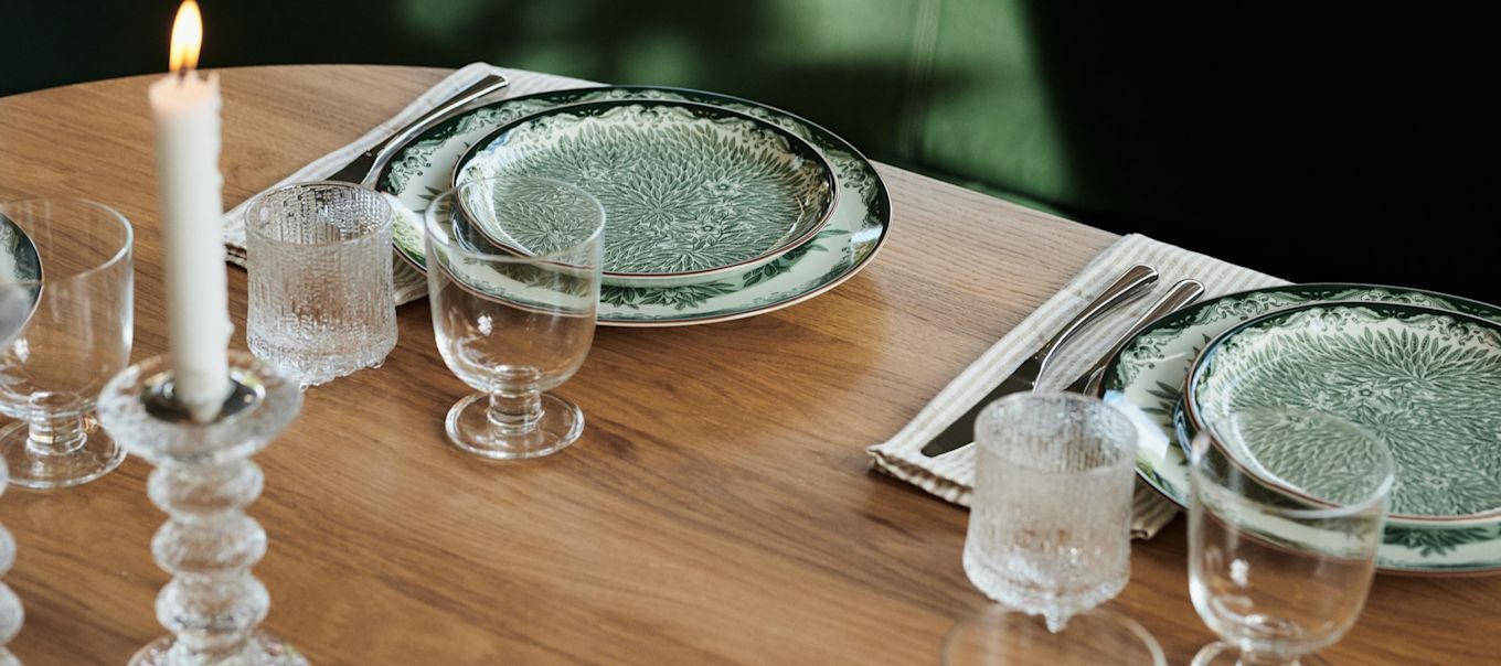 Here you see the beautiful Ostindia plates in green in a restaurant style table setting. 