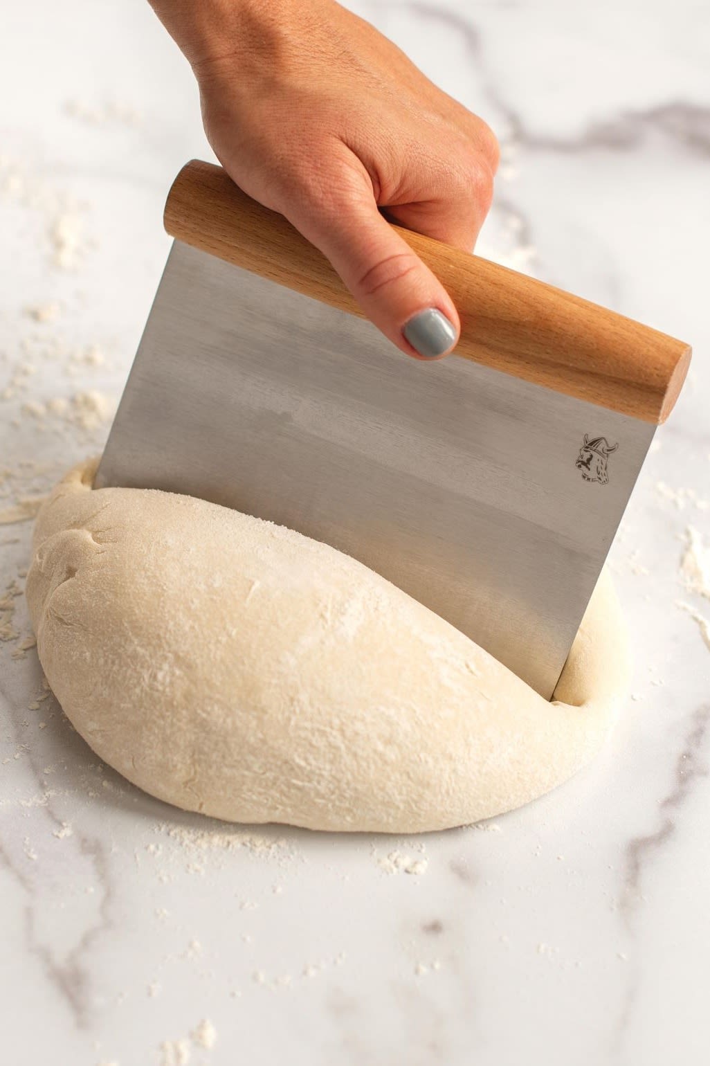 Divide the dough for your Semlor into 12 equal parts, for example with the Nordic Ware dough scraper.