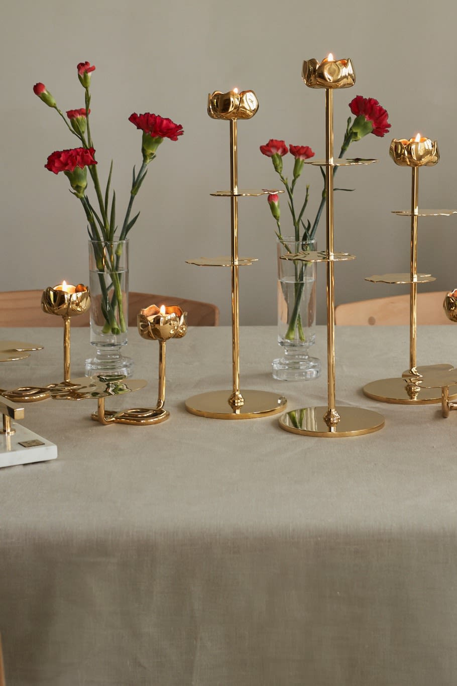 Give the gift of candle holders from Hilke's Ninfea collection, shown here with red flowers on the table and characterised in particular by their water lily shape.