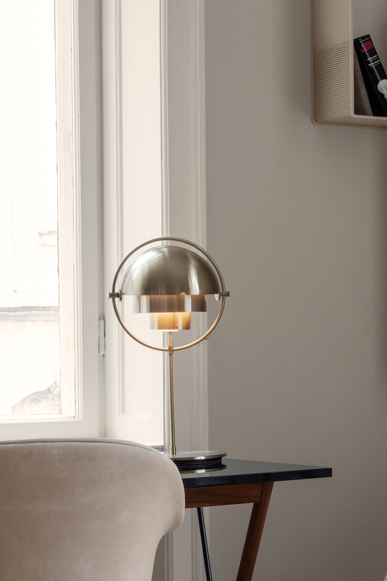 Here you see a classic Scandinavian design lamp, the multi-lite table lamp from Gubi in brass. 