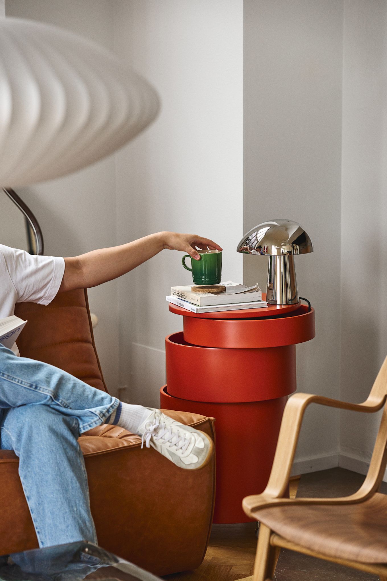 Rust red and retro are two of the biggest interior design trends this autumn, here you see the Barboy tea trolley from Verpan in rust red with a the Night owl table lamp in chrome. 