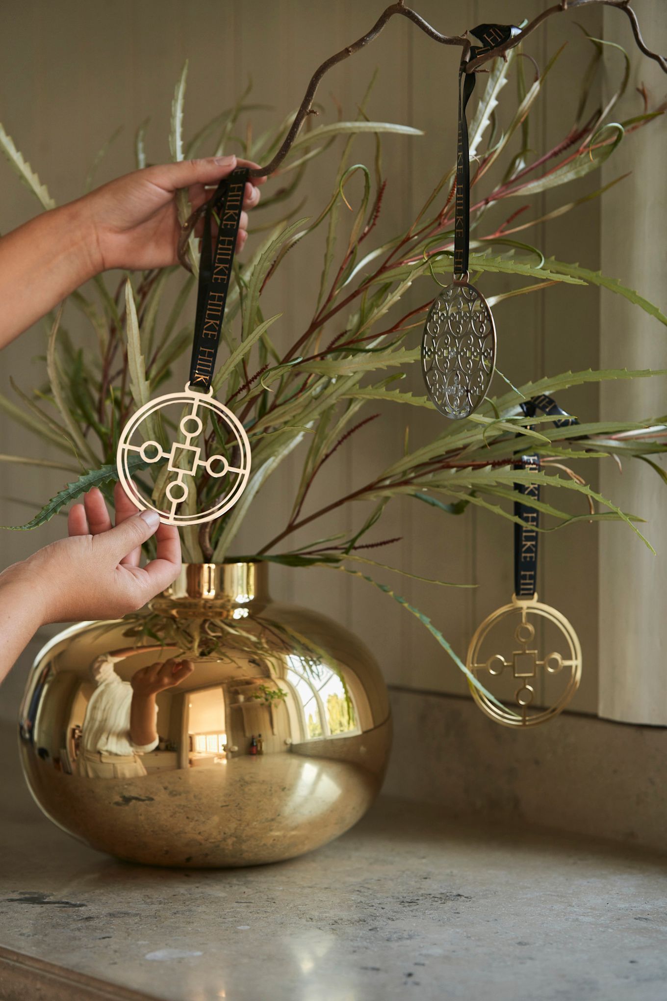 To decorate your table setting attractively, you can place a few branches in the gold-coloured Amico vase and decorate them with the Anima Gemella tree decoration.