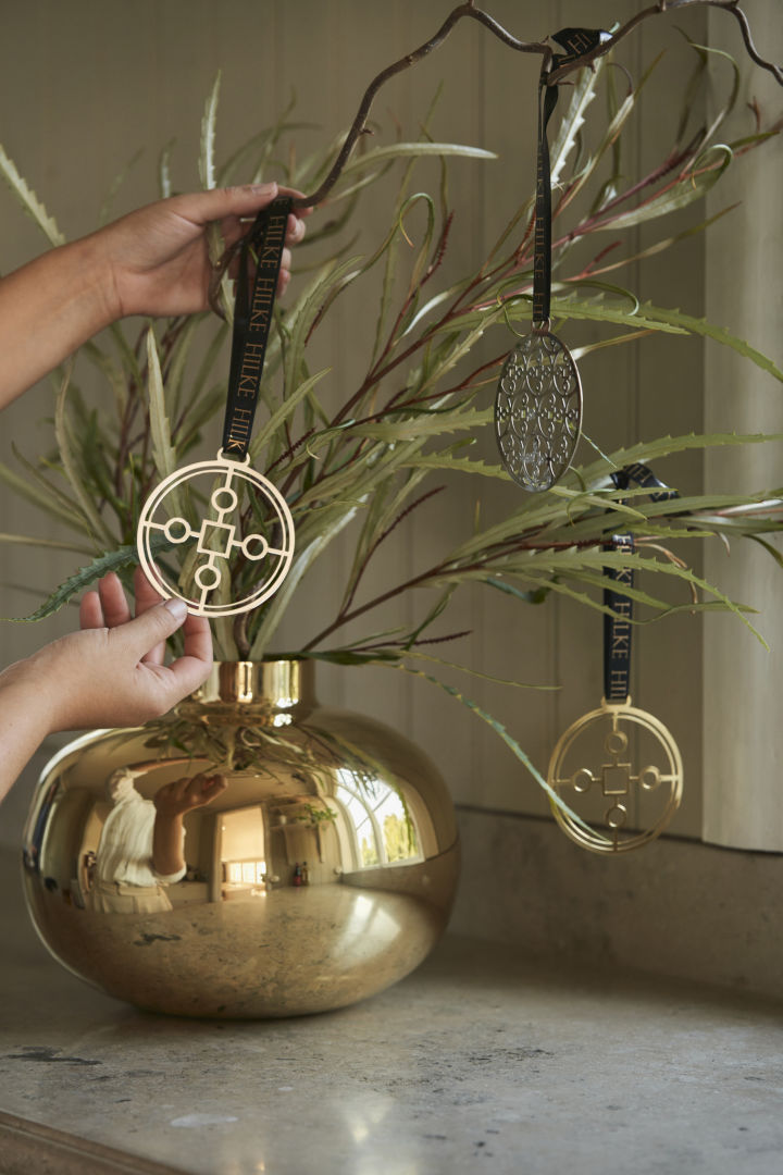 To decorate your table setting attractively, you can place a few branches in the gold-coloured Amico vase and decorate them with the Anima Gemella tree decoration.