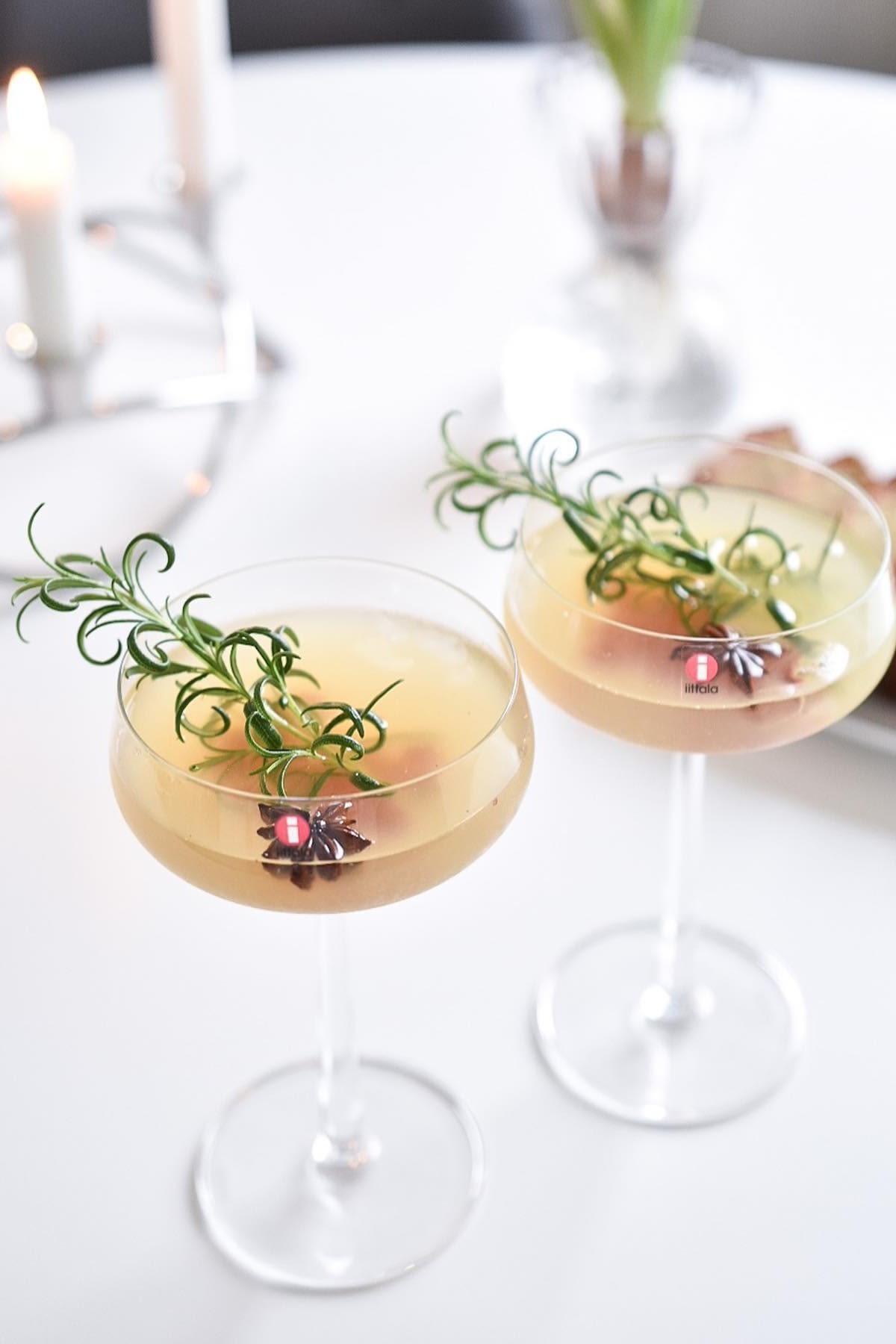 Mix yourself a cocktail for Valentine's Day, with or without alcohol, and serve it in style in glasses from Iittala's Essence series, such as @interior.by.mariam.