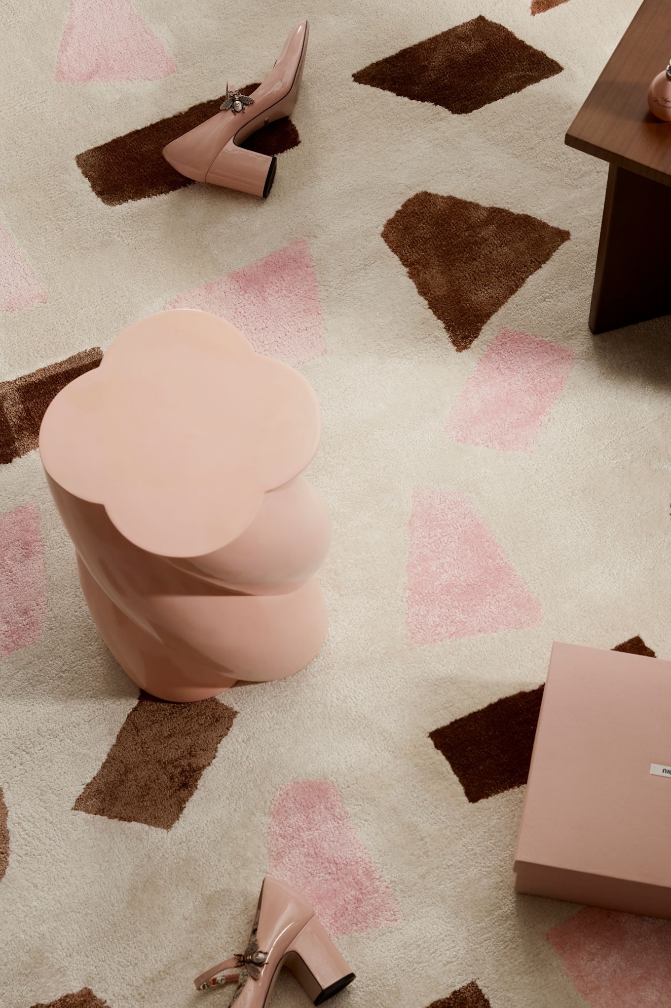 Here you see a wool rug with geometric shapes in shades of pink and red from the Swedish design brand Tinted 