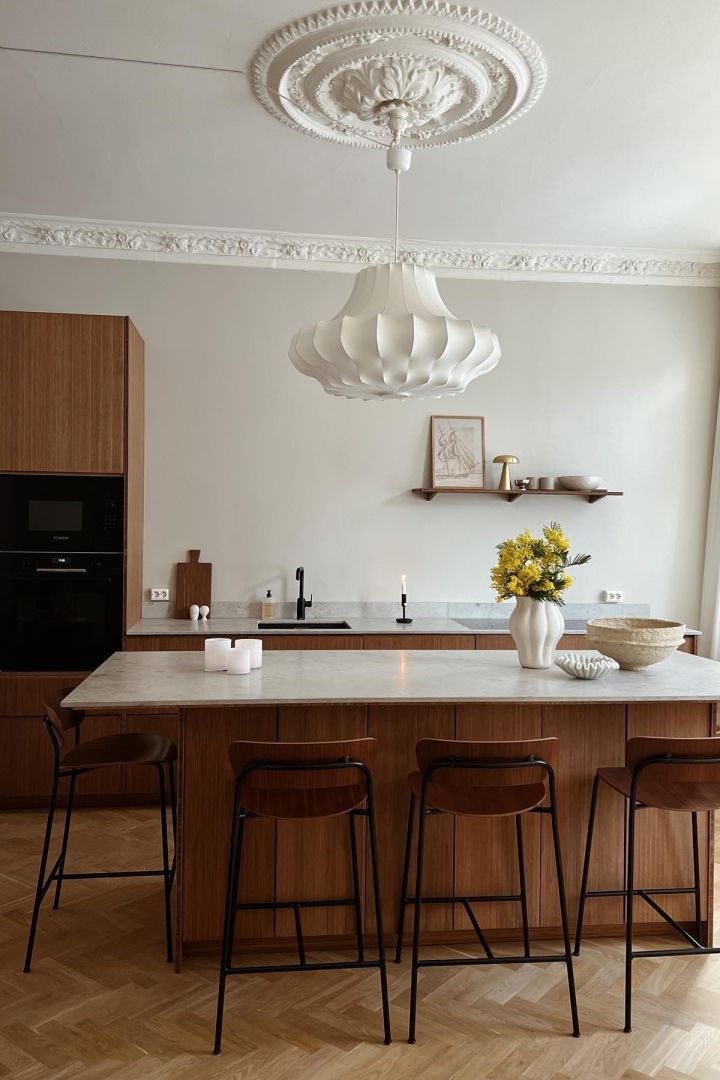 Large ceiling lights are perfect for the kitchen as they provide sufficient light for eating or cooking. Here you can see the Phantom pendant light from Normann Copenhagen hanging above a kitchen island in @monicaflatland's home.