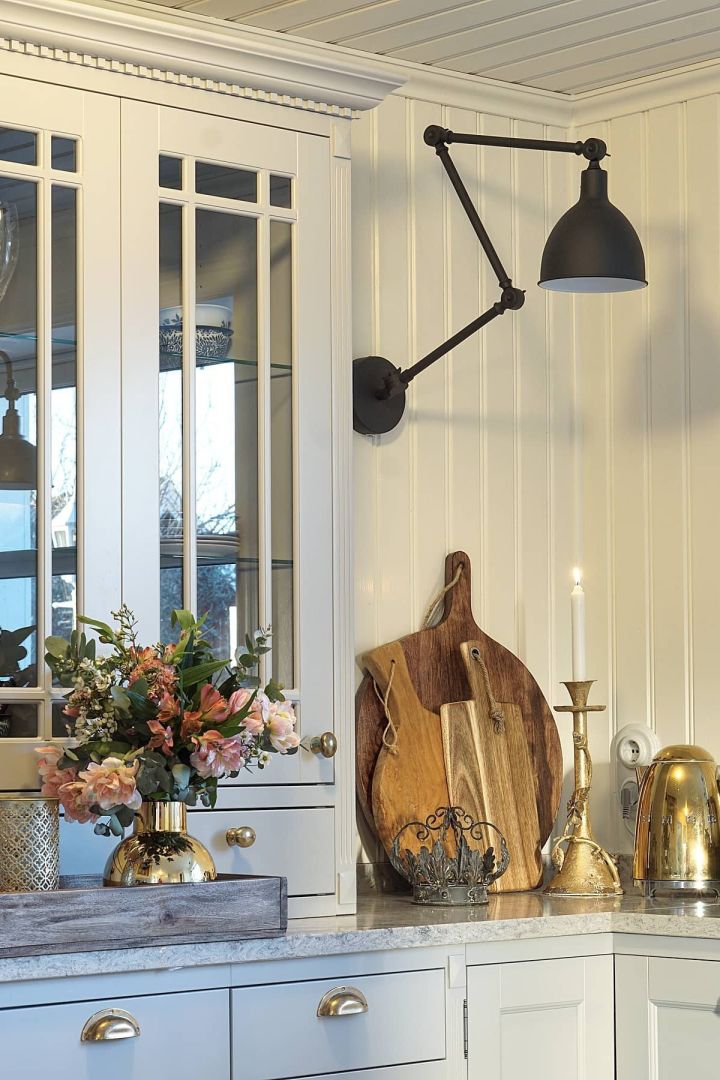 A wall light can also be practical for lighting your kitchen, as it often offers better alignment. Here you can see the Bazar wall light from By Rydéns in @annalenaslantliv's kitchen.