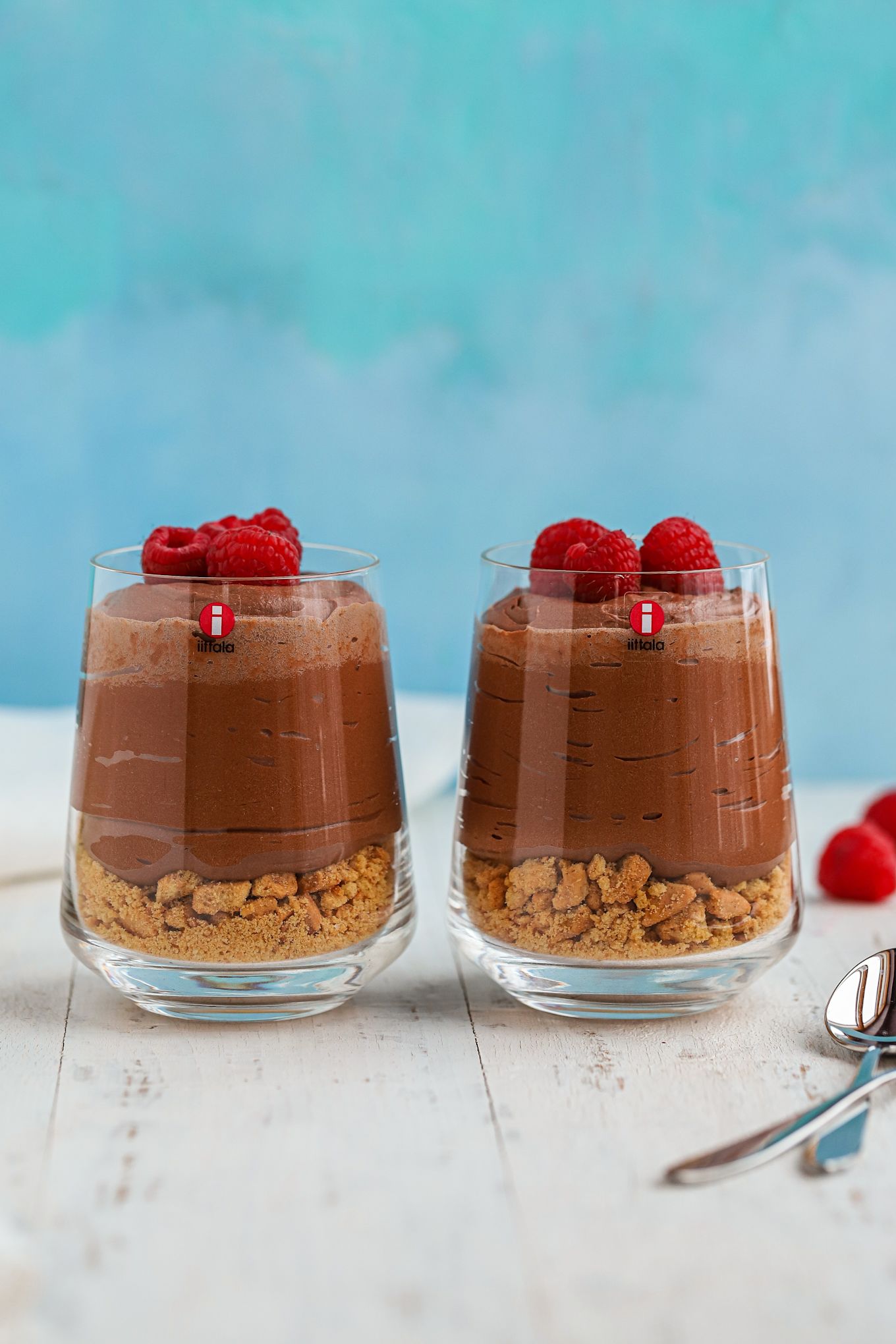 Baka med Frida for the New Year - 3 festive chocolate desserts for new year. Here you see a delicious chocolate cheesecake in an Essence drinking glass from Iittala.