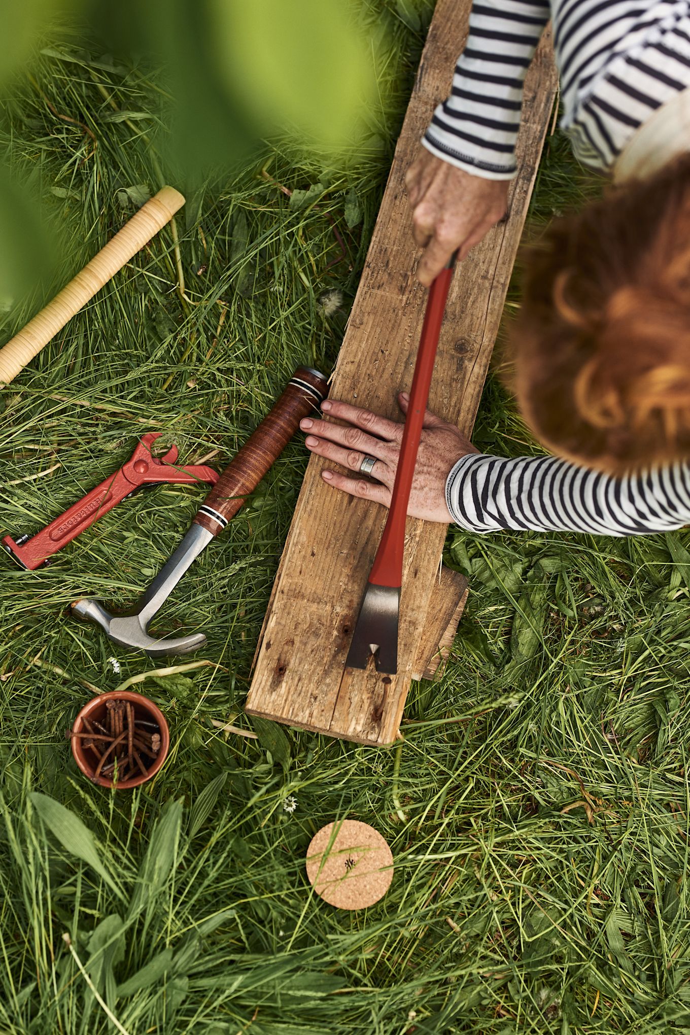 Build this simple DIY outdoor kitchen from Euro pallets and some simple tools. 