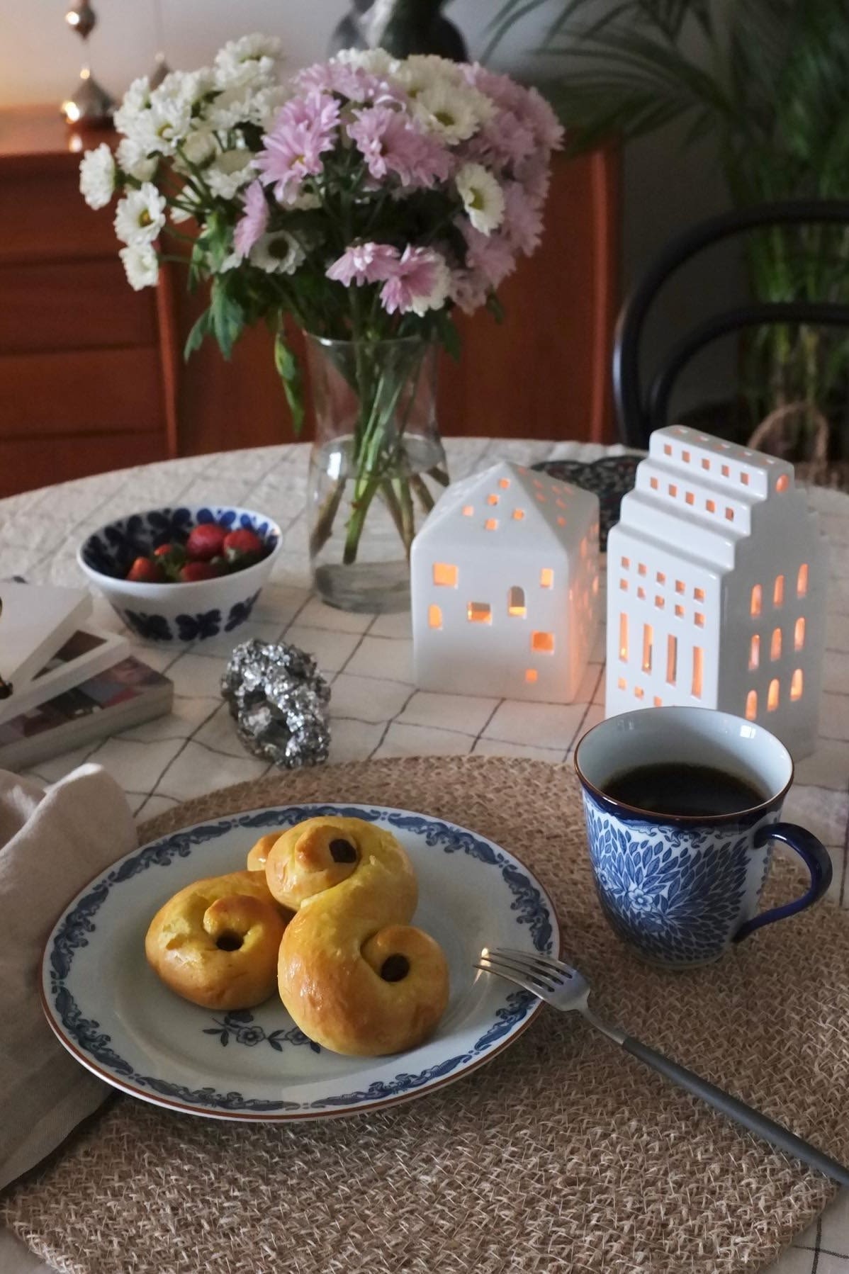 Here you can see a table with fresh flowers and Christmas decorations in the form of Urbania candlesticks from Kähler and Swedish lussekatter on an Ostindia plate from Rörstrand in the home of @_mariano_rivera_4242.