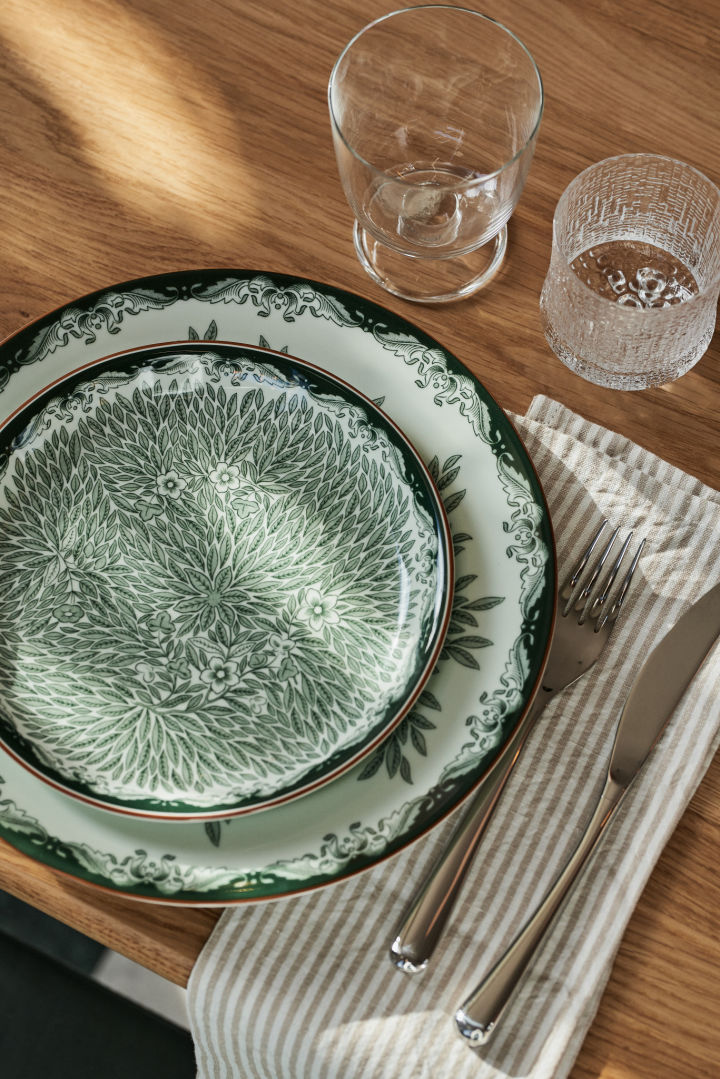 Here you see the new Ostindia Floris in green from above in a green restaurant-style table setting idea. 