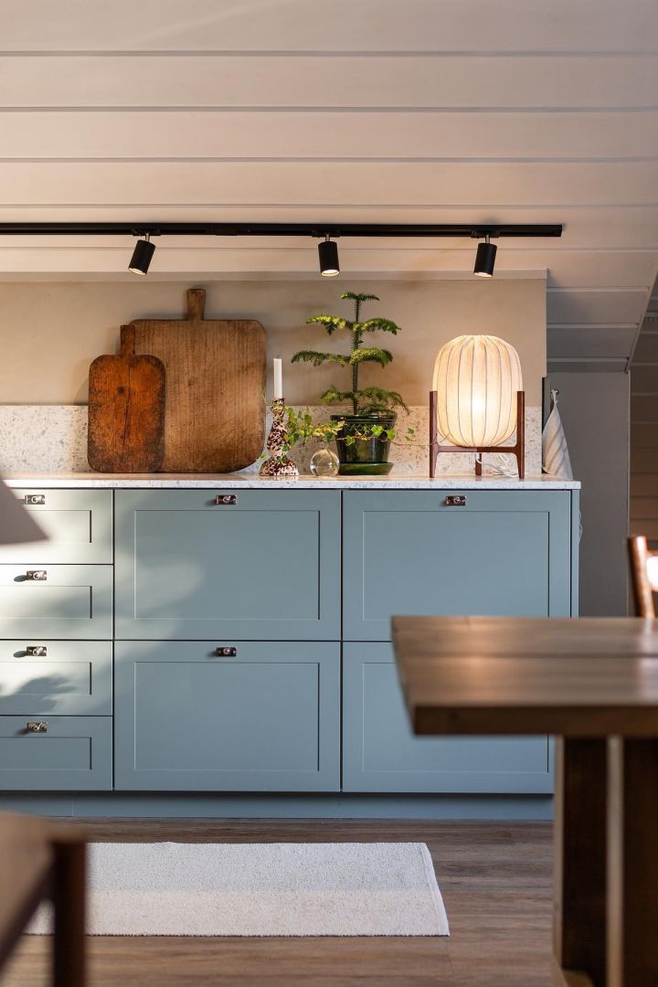 Indirect lamps are also perfect for the kitchen, as they create a pleasant, cosy atmosphere. Here you can see the Prisma table lamp from Watt&Veke on a kitchen counter in @josefinegunhamre's home.