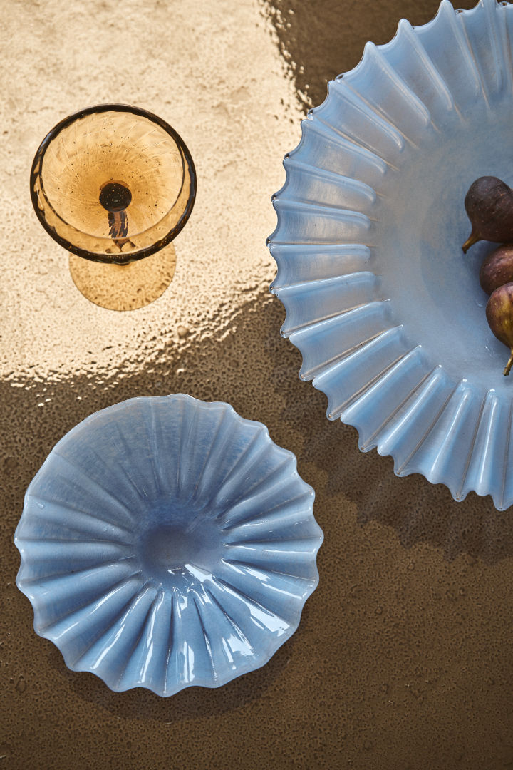 The Lori bowl in light blue from Byon has a beautiful, pleated design in coloured glass, here next to the Opacity wine glass in brown.