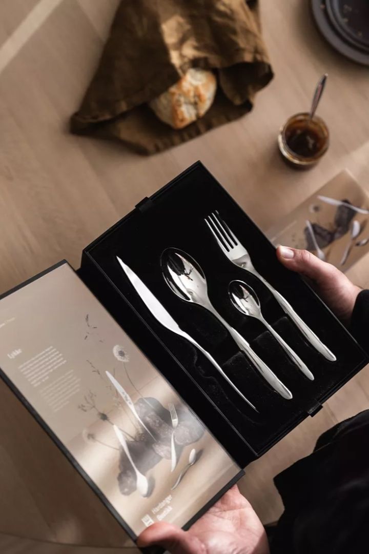 A stainless steel cutlery set is a nice wedding gift to give away, usually the sets come in nice packaging which makes it extra suitable as a wedding gift. Here you see Lykke cutlery set from Norwegian Hardanger Bestikk.