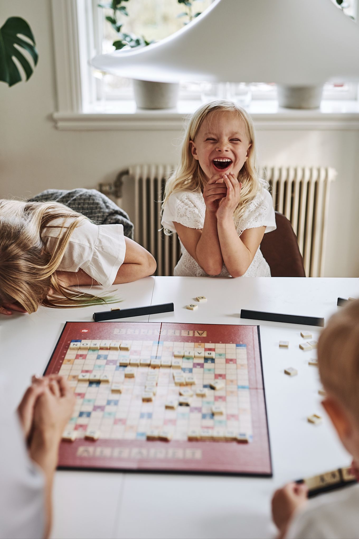 Set the table for a cosy and playful evening with the children, a great way to celebrate Valentine's Day at home. Serve some candy in different bowls and let the fun begin!