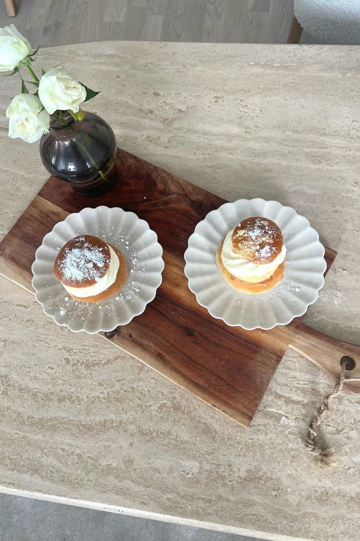 Semlor are a popular Swedish pastry for fika. Here you can see the Semlor from @wanessahome on white Oyster plates from Mateus.