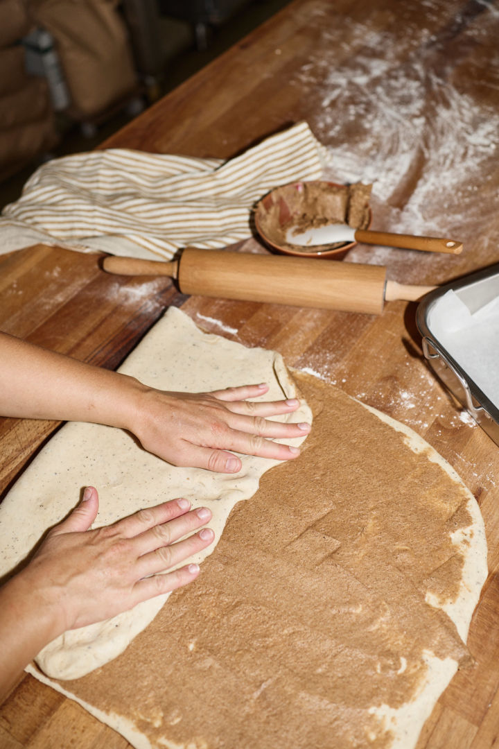 For Swedish cinnamon buns, the dough must first be rolled out and then spread with the butter and sugar mixture, after which the dough is folded twice, which you can see here.